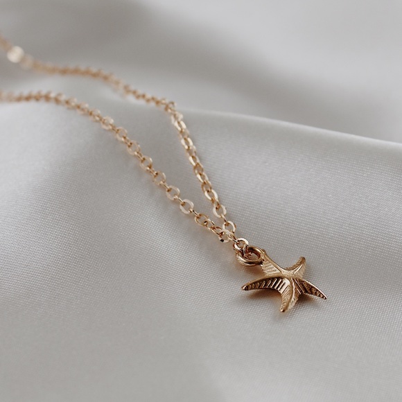 SALE 👀 Dainty Starfish Gold Chain Necklace - Picture 4 of 6